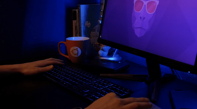 ubuntu 20.10 groovy gorilla en una computadora de escritorio