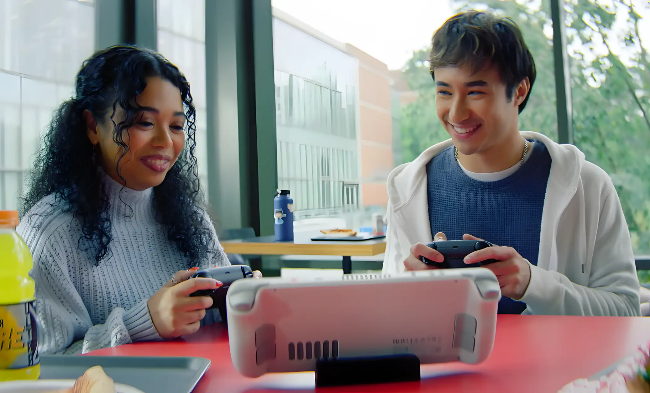 Personas usando dos Steam Controller en una Steam Deck